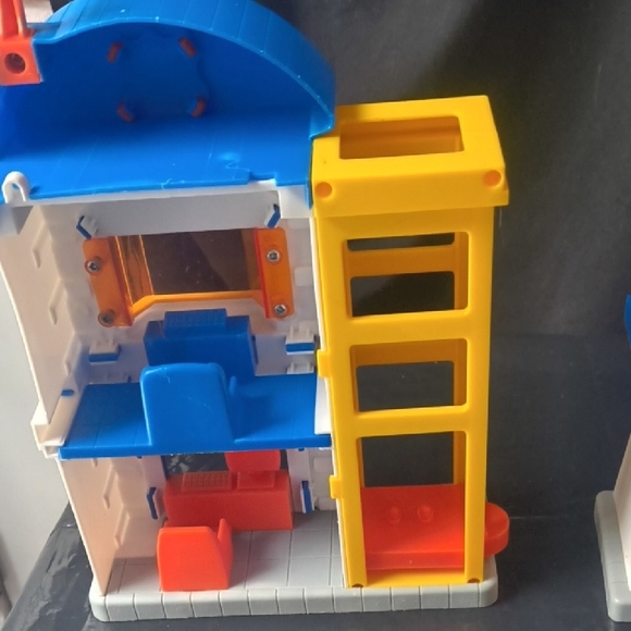 Police Station Playset with Blue and Orange Details - Picture 6 of 10
